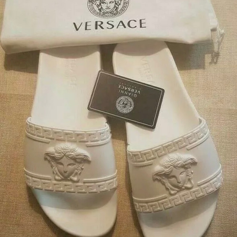 Versace
Women’s Medusa Pool Slide  US 10, EU 40,